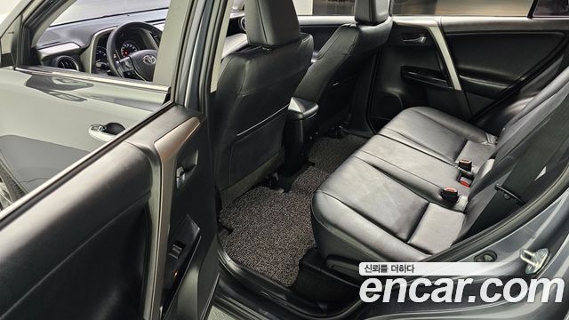 Toyota RAV4 2017 — photo 11