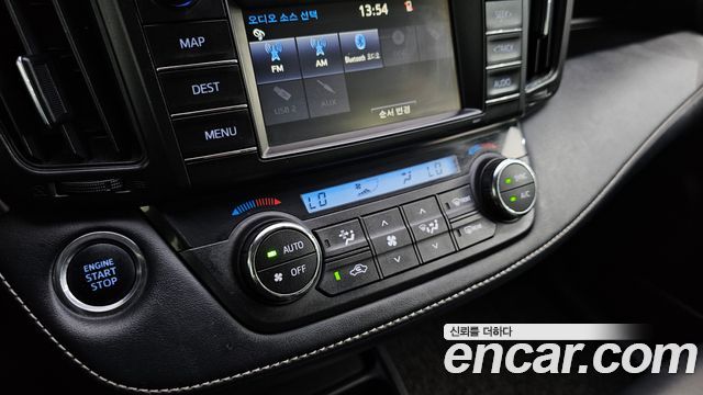 Toyota RAV4 2017 — photo 16