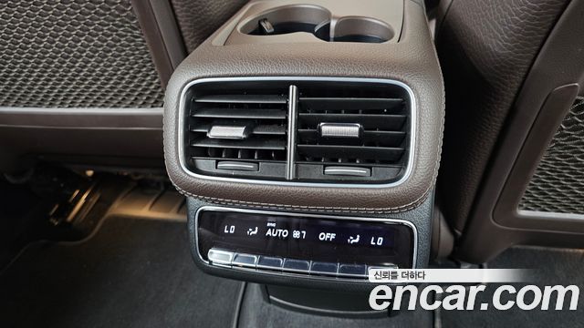 Mercedes-Benz GLS-Class 2022 — photo 32
