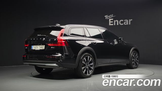 Volvo V60 2023 — photo 2