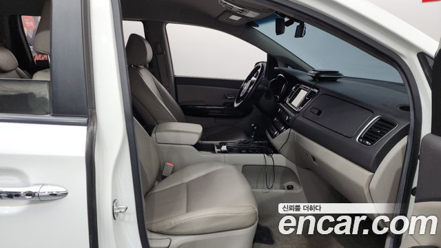 Kia Canival 2016 — photo 16