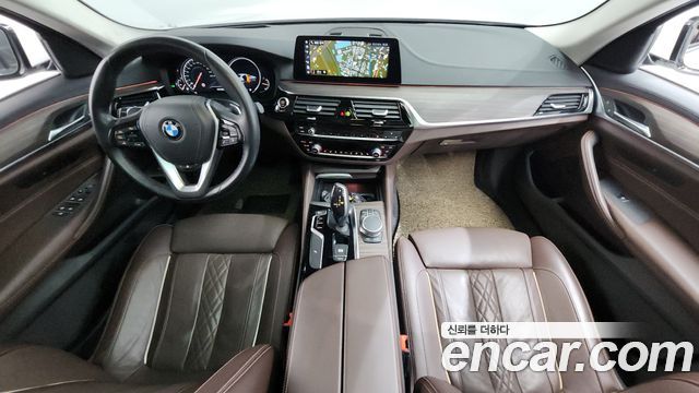 BMW 5-Series 2018 — photo 10
