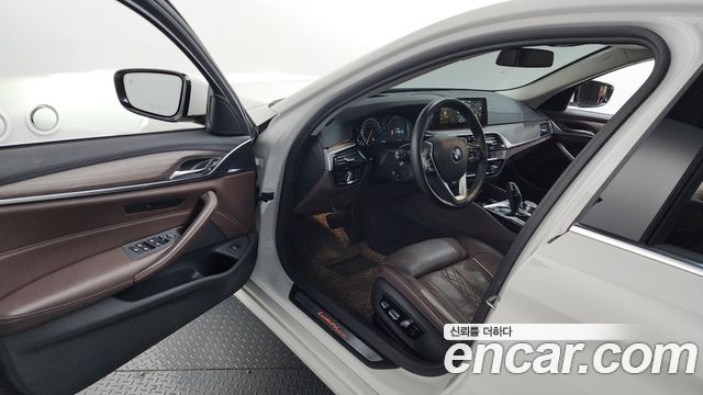 BMW 5-Series 2018 — photo 13