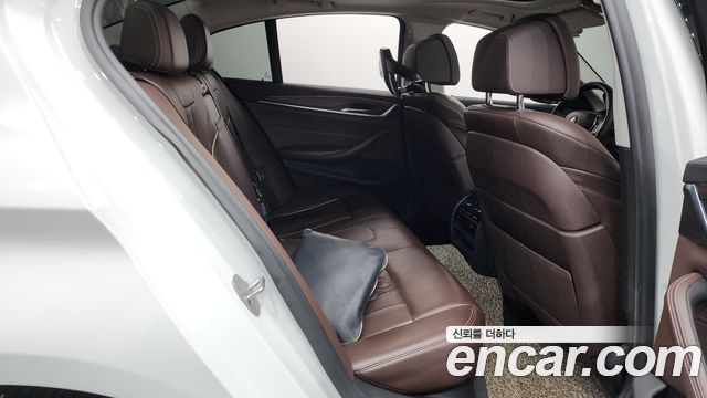 BMW 5-Series 2018 — photo 17