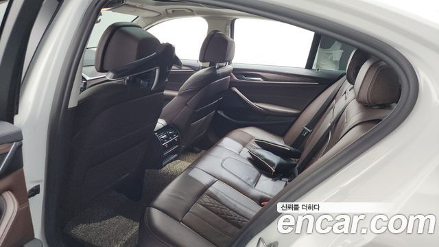 BMW 5-Series 2018 — photo 26