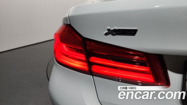 BMW 5-Series 2018 — photo 9