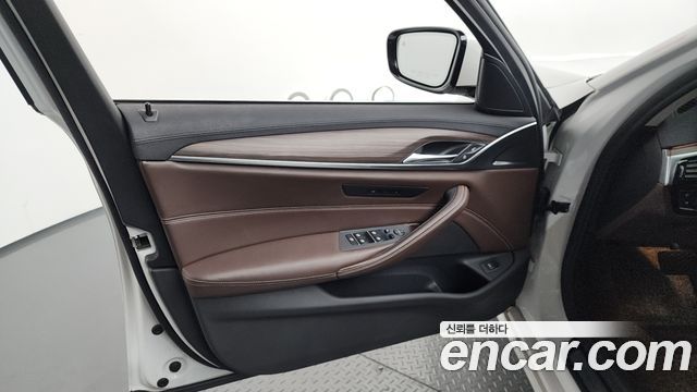 BMW 5-Series 2018 — photo 14