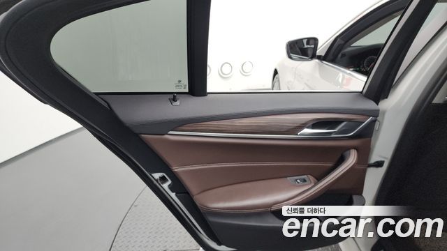 BMW 5-Series 2018 — photo 15