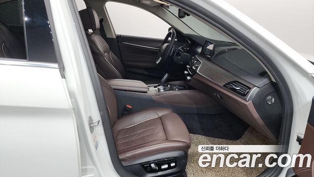 BMW 5-Series 2018 — photo 16