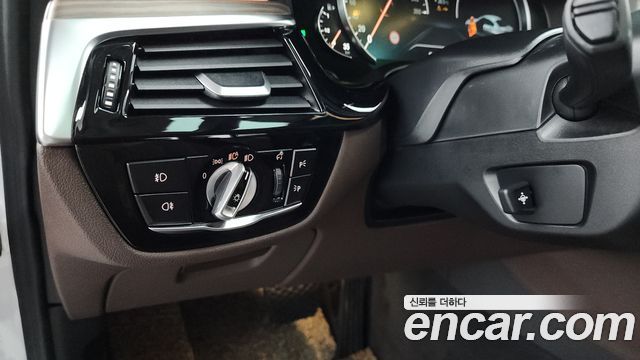 BMW 5-Series 2018 — photo 28
