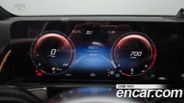 Mercedes-Benz GLB-Class 2022 — photo 11