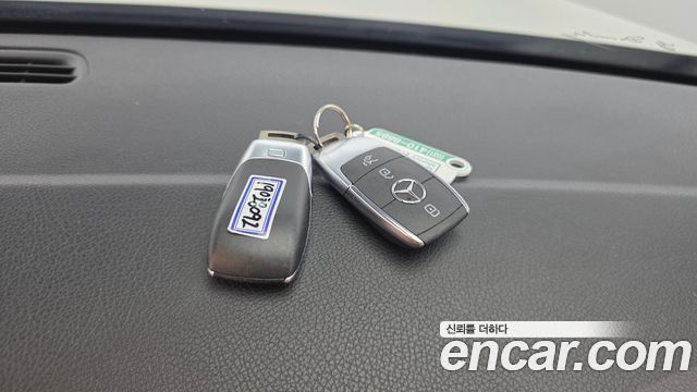 Mercedes-Benz GLB-Class 2022 — photo 22