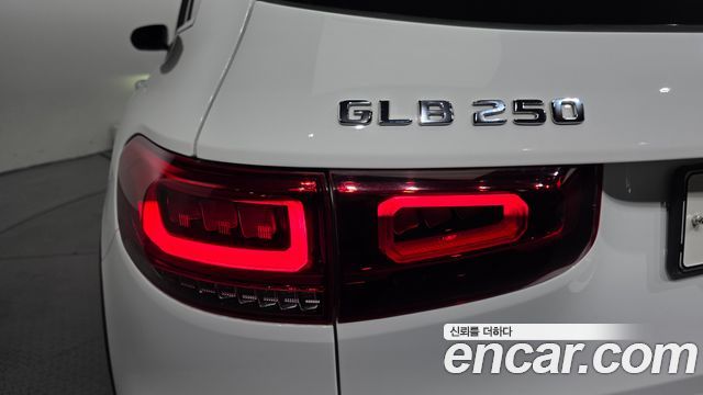 Mercedes-Benz GLB-Class 2022 — photo 9