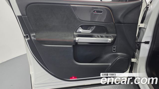 Mercedes-Benz GLB-Class 2022 — photo 14
