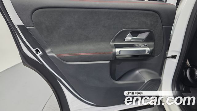 Mercedes-Benz GLB-Class 2022 — photo 15