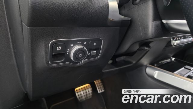 Mercedes-Benz GLB-Class 2022 — photo 28