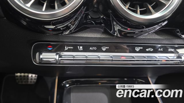 Mercedes-Benz GLB-Class 2022 — photo 31
