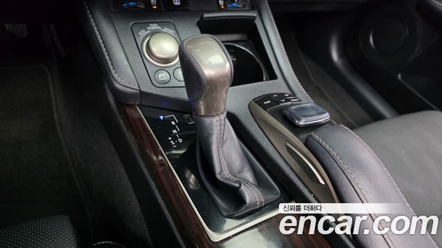 Lexus ES 2018 — photo 12