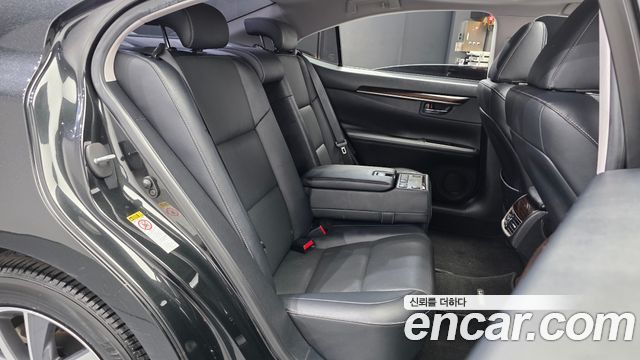 Lexus ES 2018 — photo 18