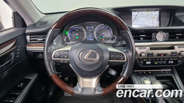 Lexus ES 2018 — photo 19
