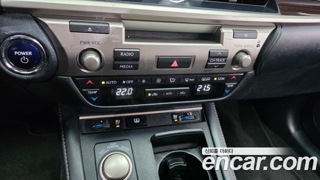 Lexus ES 2018 — photo 22