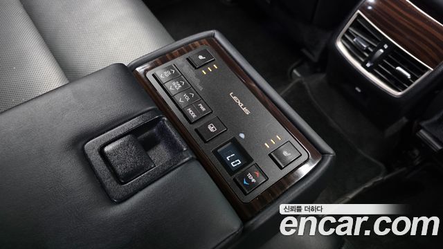 Lexus ES 2018 — photo 23