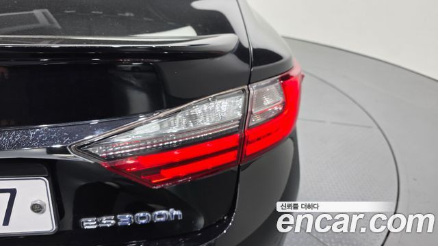 Lexus ES 2018 — photo 9