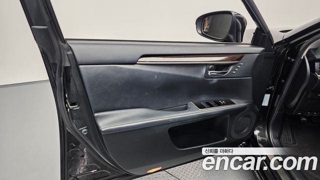 Lexus ES 2018 — photo 14