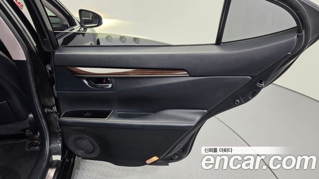 Lexus ES 2018 — photo 15