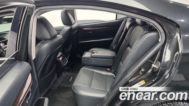 Lexus ES 2018 — photo 16