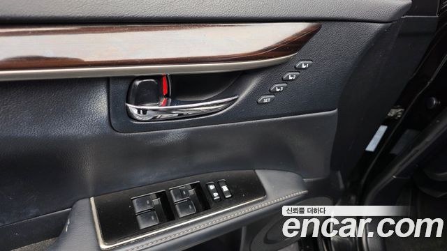Lexus ES 2018 — photo 28