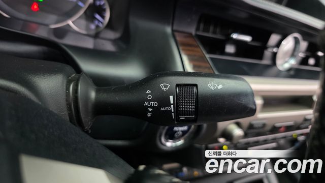 Lexus ES 2018 — photo 30