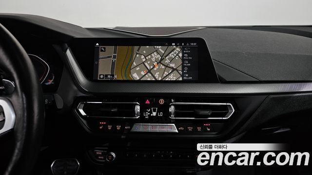 BMW 1-Series 2022 — photo 18