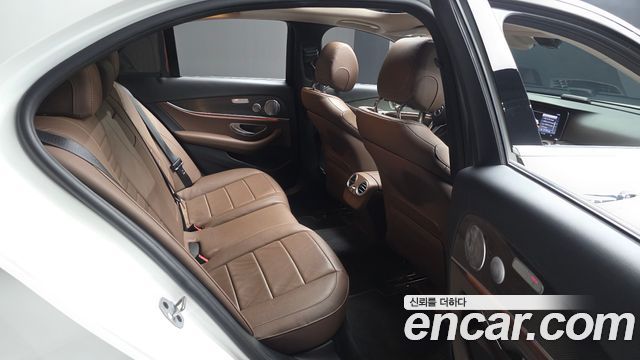 Mercedes-Benz E-Class 2020 — photo 11