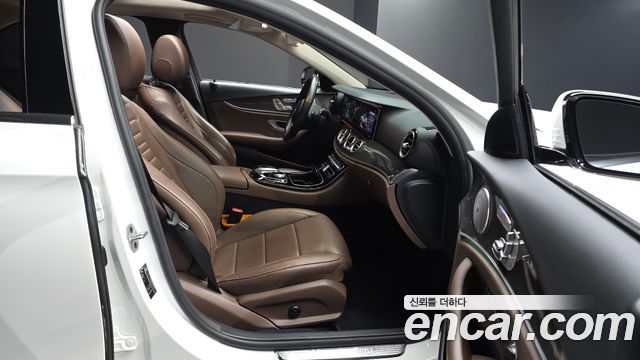 Mercedes-Benz E-Class 2020 — photo 12