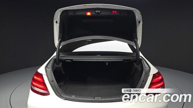 Mercedes-Benz E-Class 2020 — photo 19