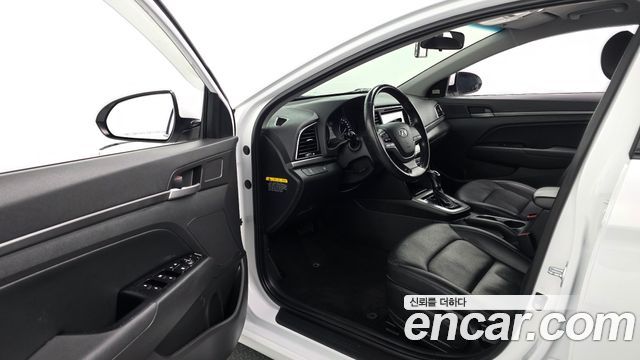 Hyundai AVANTE 2017 — photo 10