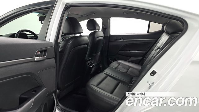 Hyundai AVANTE 2017 — photo 11