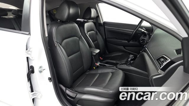 Hyundai AVANTE 2017 — photo 12