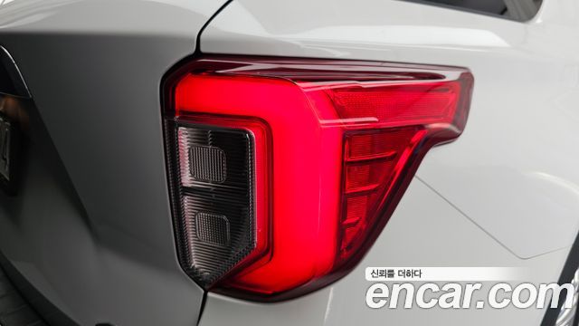 Ford Explorer 2021 — photo 9