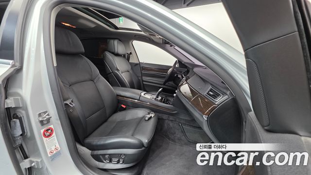 BMW 7-Series 2010 — photo 10
