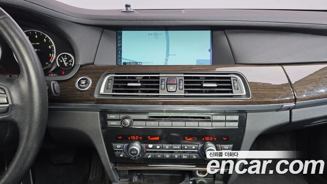 BMW 7-Series 2010 — photo 14