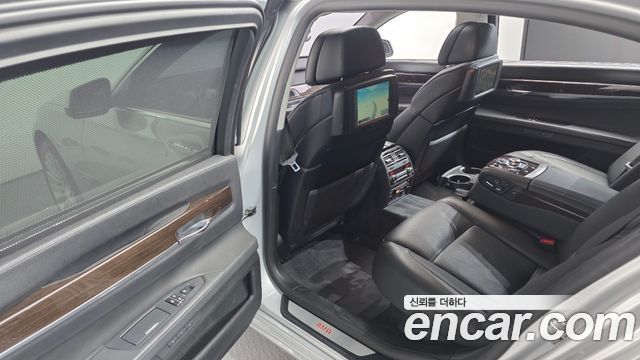 BMW 7-Series 2010 — photo 17