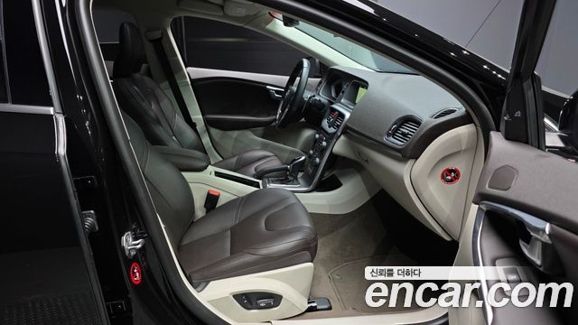 Volvo V40 2016 — photo 17