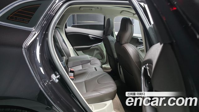 Volvo V40 2016 — photo 18