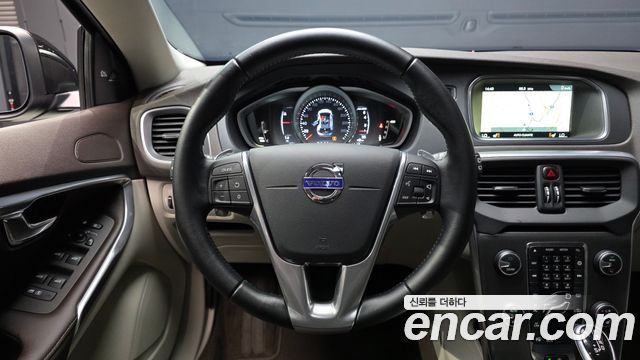 Volvo V40 2016 — photo 19