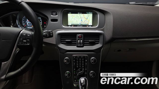 Volvo V40 2016 — photo 20