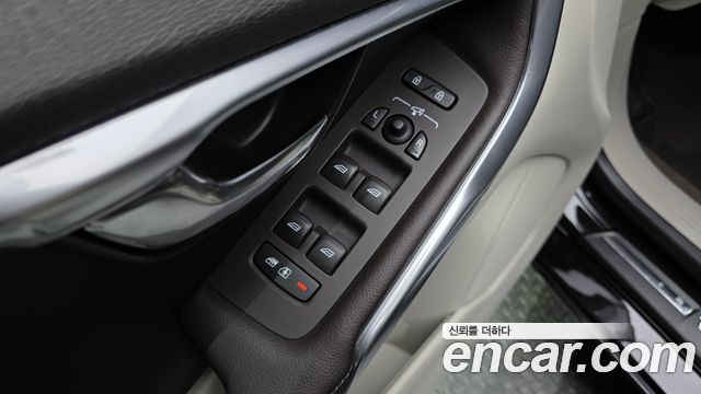 Volvo V40 2016 — photo 24