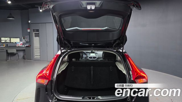 Volvo V40 2016 — photo 26