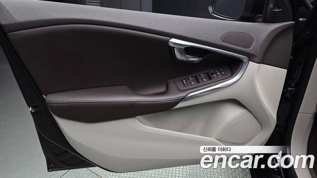 Volvo V40 2016 — photo 14